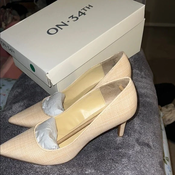 Macy's Tan Kitten Heel Pumps Sophisticated Office Wear - Picture 2 of 3